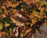 Foto langkah ke 4 dari resep Ikan Tamban Asin Oseng Tempe Kering.