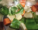 Foto del paso 2 de la receta: Crema de calabacín con verduras y salchichas de cerdo al vino tinto