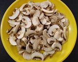 A picture of step 1 of Garlic Mushroom Soup.