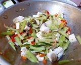 Foto langkah ke 3 dari resep Labu Siam, Tongkol, dan Tahu Masak Santan.
