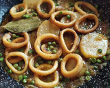 Foto del paso 8 de la receta: Cazuela de anillas de calamar estofadas con patata y guisantes