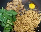 Gambar langkah 6 resipi Sizzling Yee Mee.