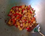 Foto langkah ke 3 dari resep Tumis Kentang Sosis Kecap Pedas.