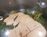 Foto del paso 4 de la receta: Salmón escalfado con crema de espinacas al coco