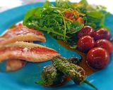 Foto del paso 4 de la receta: Salmonete con Tomatito kumato y rúcula