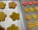 Foto langkah ke 5 dari resep Flower Cookies With Royal Icing.