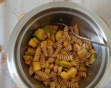 Foto del passaggio 3 della ricetta Fusilli integrali con zucchine e tonno