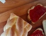 Foto del passaggio 3 della ricetta Pane tostato con salsa di pomodoro e ricotta salata 🌷