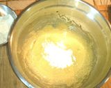 A picture of step 2 of French strawberries pie with vanilla cream.