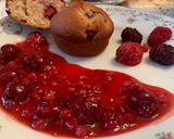 Muffin tönkölybúza fehérlisztből piros bogyós gyümölcsökkel és szósszal recept fázis 10 fotója