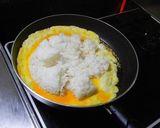 A picture of step 4 of [Farmer's Recipe] Fried Rice with Prawns and Lettuce.