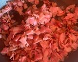 Foto del paso 2 de la receta: Ensalada de espinacas con tocino y champiñones