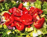 Фото кроку 4 до Салат з куркою🍗 та авокадо, заправлений оливковою олією.