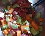 Une image de l'étape 2 de Salade de concombre melon jambon fumé et feta.