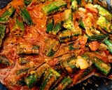 A picture of step 5 of Dahi Bhindi Masala.