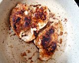 A picture of step 3 of My Mexican Chicken Burger. 😘.