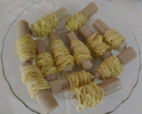 Foto langkah ke 3 dari resep Sosis gulung mie.