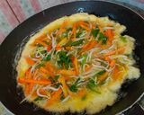 Foto langkah ke 2 dari resep Telor dadar sayur.