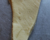 Foto del paso 4 de la receta: Medialunas rellenas con membrillo y dulce de leche