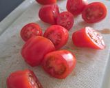 Foto del passaggio 2 della ricetta 🍅Finger Food Sfizioso con Pomodorini e Formaggio Mezzano🧀 (Facile e veloce)