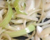 A picture of step 4 of Stir Fried Pork and Onion with Gochujang.