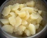 Foto del paso 1 de la receta Patatas enmascaradas con morcilla y huevo poché