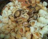 Foto del paso 4 de la receta: Pasta caracol con champiñones y queso parmesano