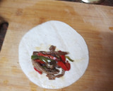Foto del paso 3 de la receta: Burritos de entrecot, verdura y tortilla francesa con ensalada