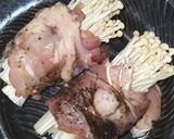 Foto langkah ke 3 dari resep Enoki Chicken Roll.
