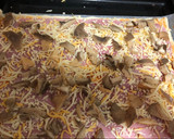 Foto del paso 6 de la receta: Pizza de setas, camembert y brotes tiernos (súper mezcla de quesos)