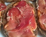 Foto del paso 5 de la receta: Tostadas con jamón serrano, salmorejo y tortilla