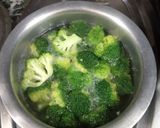 A picture of step 1 of Cheesy broccoli.