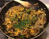 Une image de l'étape 10 de Poêlée de chanterelles à l oignon de roscoff et romarin frais.