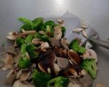 Foto langkah ke 2 dari resep Tumis jamur kancing brokoli saus tiram.