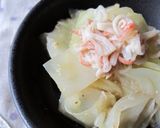 A picture of step 5 of Stewed Crab Sticks and Cabbage with Sesame Seeds.