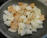 A picture of step 3 of Sweet and Savoury Braised Chicken and Daikon Radish with Yuzu Pepper Paste.