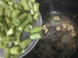 फ्रेंच बीन्स और आलू की सूखी सब्जी (French beans aur aloo ki sookhi sabzi recipe in Hindi)