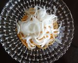 A picture of step 4 of Japanese-Korean Bibimbap Style Chilled Noodles with Steamed Chicken and Fragrant Herbs.