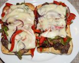 Foto del paso 4 de la receta: Churrasco de lomo sobre tostadas de pan ciabatta con pimientos y cebolla
