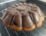 Foto del paso 4 de la receta: Budín de naranja y cacao con chips y pasas