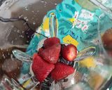 Foto del paso 1 de la receta: Cóctel colado de berries y frutilla