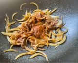 รูปขั้นตอนการทำที่ 4 ของ ข้าวหน้าหมูสามชั้นสไลด์ผัดซอสหมาล่า