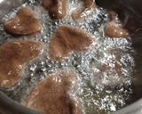 Фото кроку 5 до Шоколадні пончики з молочним кремом🥯.