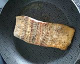 Foto del paso 4 de la receta: Filete de salmón sellado en láminas de ajo adobado con hierbas de mi huerta