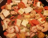 Foto del paso 5 de la receta Salteado de Tofu con Verduras y Langostinos