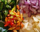 Foto langkah ke 2 dari resep Oseng Kikil Kecap Cabe Ijo Pedas.