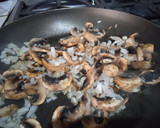 Foto del paso 3 de la receta: Pollo en crema de champiñones