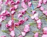 A picture of step 2 of Salt-Preserved Sakura Blossoms.