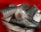 Foto langkah ke 1 dari resep Ikan Cucut Bumbu Kuning.