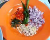 Foto langkah ke 1 dari resep Ayam Suwir Sambal Matah-Pandan.